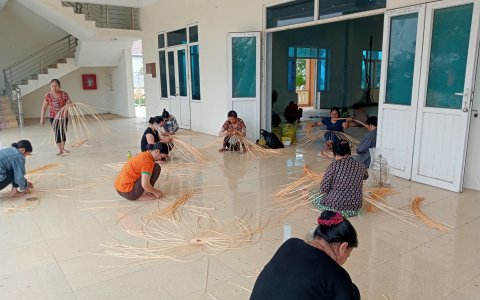 nghề đan lồng đèn ngày một phát triển tại xã Vĩnh Hòa